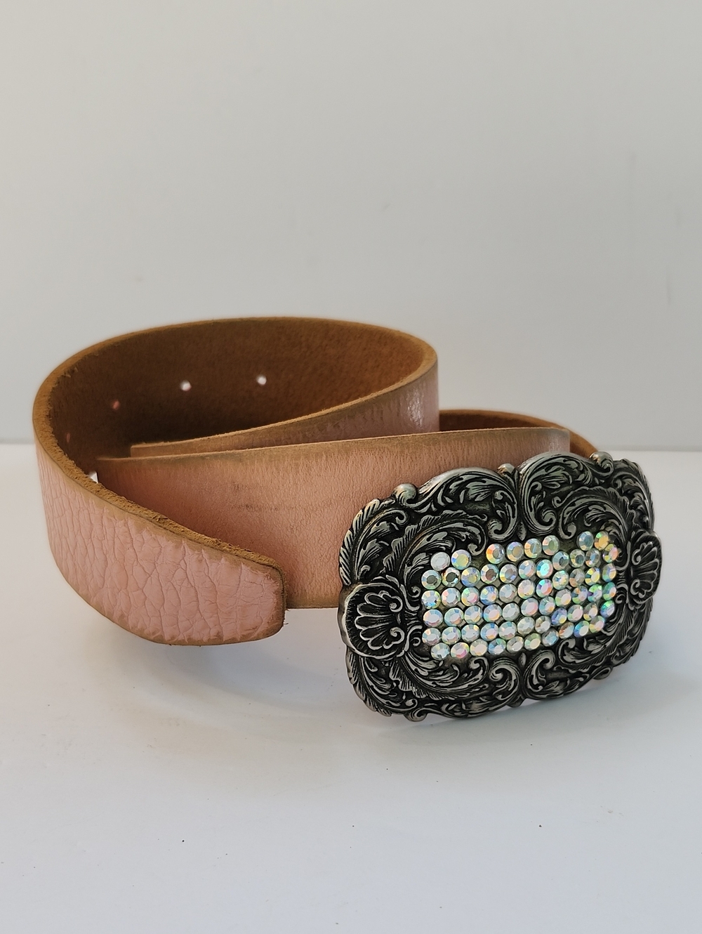 VTG FOSSIL LEATHER BELT WITH ORNATE BLING BUCKLE